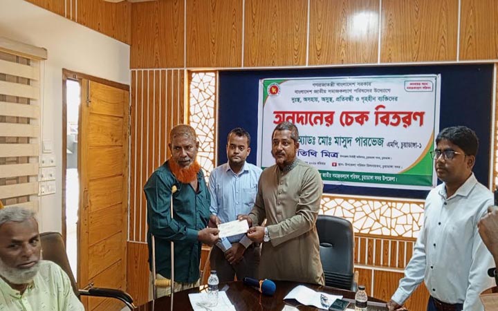 চুয়াডাঙ্গায় অসহায় ও প্রতিবন্ধী মানুষের মাঝে অনুদানের চেক হস্তান্তর