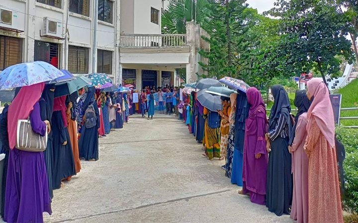 কুবি শিক্ষকের বিরুদ্ধে কুরুচিপূর্ণ বক্তব্য: শিক্ষার্থীদের ক্ষোভ ও আল্টিমেটাম