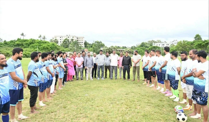 কুবিতে কর্মকর্তা-কর্মচারীদের প্রীতি ফুটবল ম্যাচ অনুষ্ঠিত