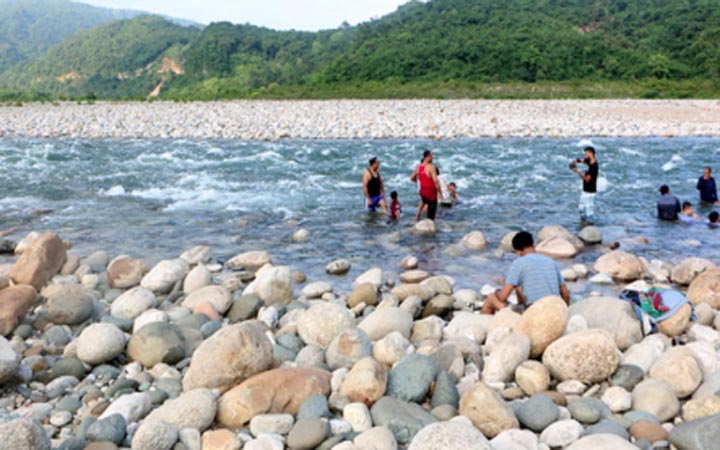 কোম্পানীগঞ্জে দুই ট্রাক সাদাপাথর জব্দ, দেড় লাখ টাকা জরিমানা