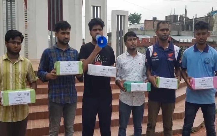 বন্যার্তদের সহযোগিতায় কুবি