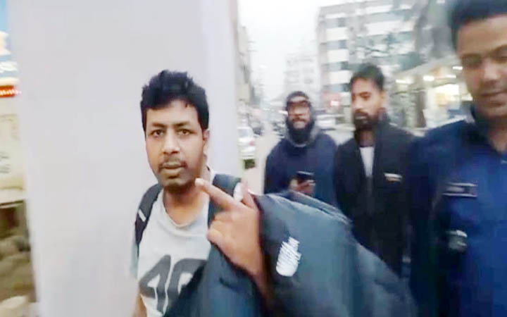 কুবিতে ছাত্রলীগ কর্মীকে পুলিশে দিলেন শিক্ষার্থীরা