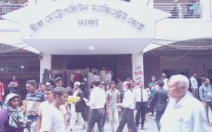 কালো কোট ও গাউন ছাড়া আদালতে আইনজীবীরা