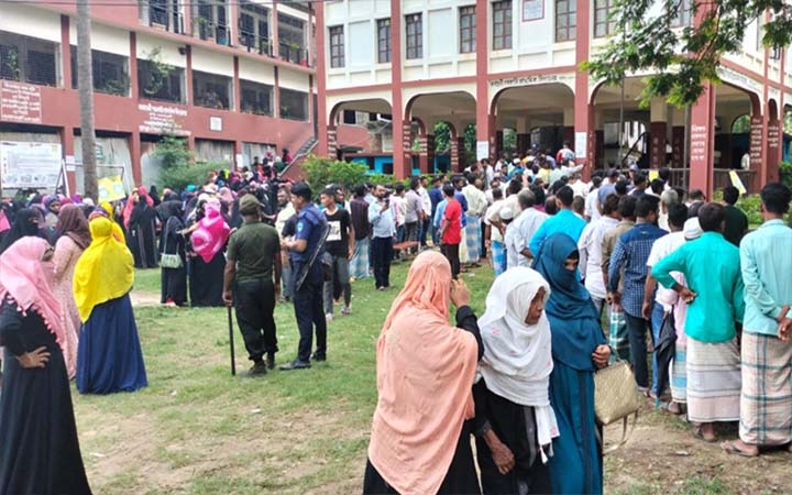 কক্সবাজার পৌর নির্বাচনে ইভিএমে ভোটগ্রহণ চলছে