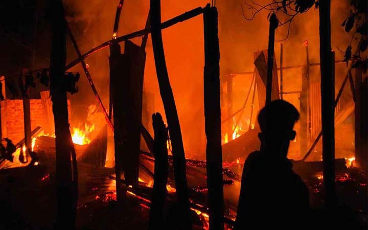 টেকনাফে আগুনে ইজিবাইকসহ বসতঘর পুড়ে ছাই
