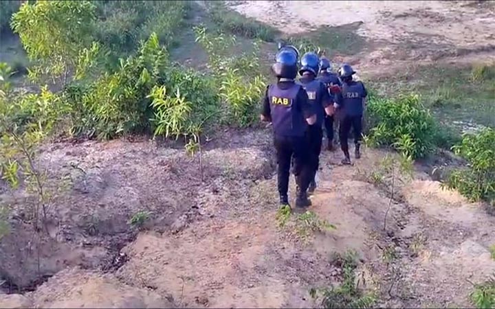 কক্সবাজারে আরসার আস্তানায় অভিযান, অস্ত্রসহ গ্রেফতার ২