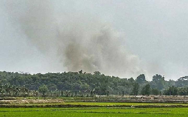 রাখাইনে বিস্ফোরণে কাঁপছে টেকনাফ সীমান্ত, আতঙ্কে এলাকাবাসী