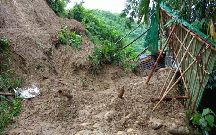 কক্সবাজার শহরে পাহাড় ধসে নিহত ১
