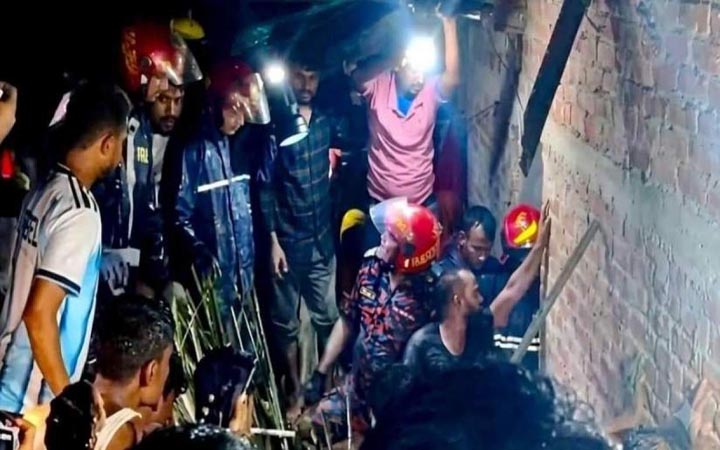 কক্সবাজারে পাহাড়ধসে মাটিচাপা পড়ে গৃহবধূর মৃত্যু