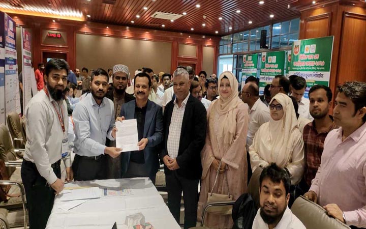 চট্টগ্রামে বিসিকের চাকরি মেলায় চাকরিপ্রার্থীদের প্রাণচাঞ্চল্য