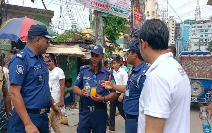 কুমিল্লায় পথচারীদের স্যালাইন-শরবত খাওয়াল ট্রাফিক পুলিশ