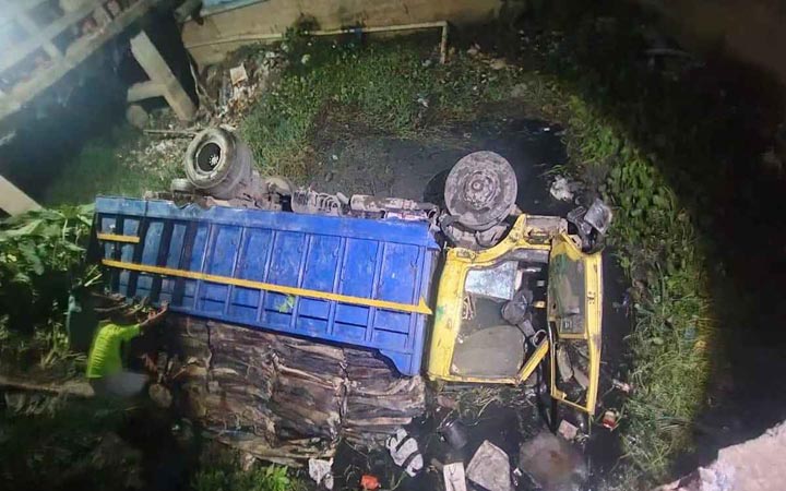 কুমিল্লায় চামড়া বোঝাই ট্রাক খাদে পড়ে চালক নিহত, আহত ২