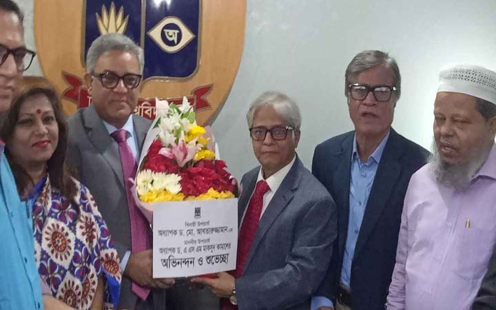ঢাবির ২৯তম উপাচার্যের দায়িত্ব গ্রহণ করলেন মাকসুদ কামাল