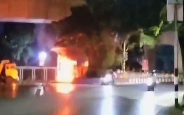 ঢাবি টিএসসির মোড়ের পুলিশ বক্সে আগুন