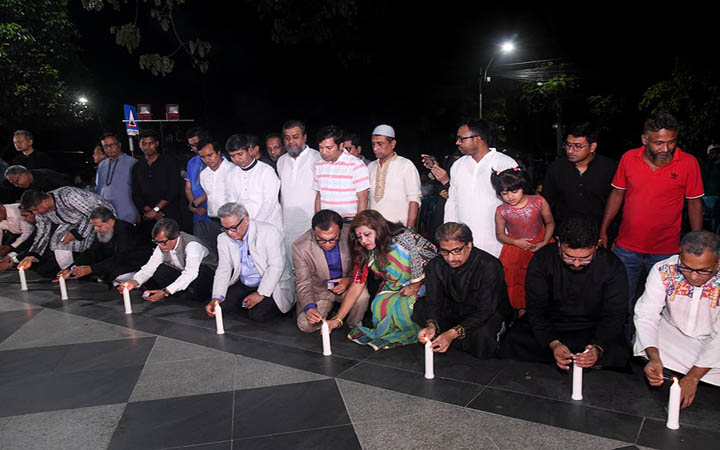 ঢাবিতে গণহত্যা দিবস উপলক্ষে মোমবাতি প্রজ্বলন