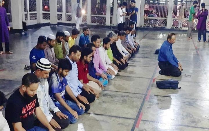 ঢাবি উপাচার্যের ইমামমিতে শিক্ষার্থীদের নামাজ আদায়