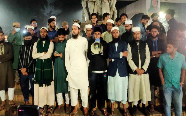 ঢাবিতে প্রথম আলো-ডেইলি স্টার পত্রিকা পুড়িয়ে বিক্ষোভ