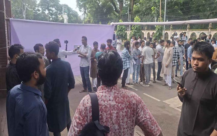 ডাকসু নির্বাচন: ভোট শুরুর আগেই কেন্দ্রে উপস্থিত শিক্ষার্থীরা