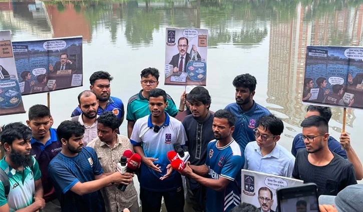ঢাবির মাঠে মাছ ছেড়ে ডাকসুর প্রতীকী প্রতিবাদ