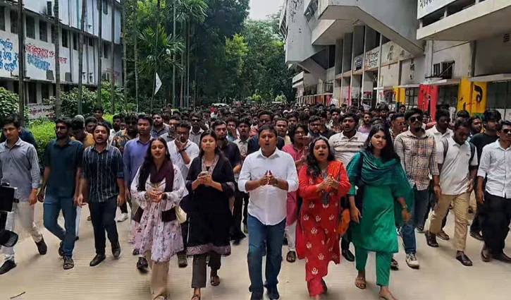 ভারতে বসে হাসিনার ‘উস্কানি’: প্রতিবাদে ঢাবি ছাত্রদলের বিক্ষোভ