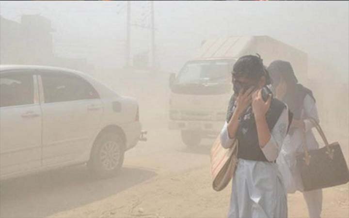 বায়ুদূষণে আজ শীর্ষ দশে ঢাকা