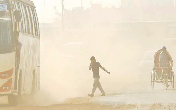 বায়ুদূষণে আজ দ্বিতীয় স্থানে ঢাকা