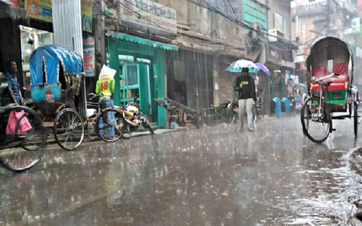 রাজধানীতে মধ্যরাত থেকে দমকা হাওয়ার সঙ্গে বৃষ্টি