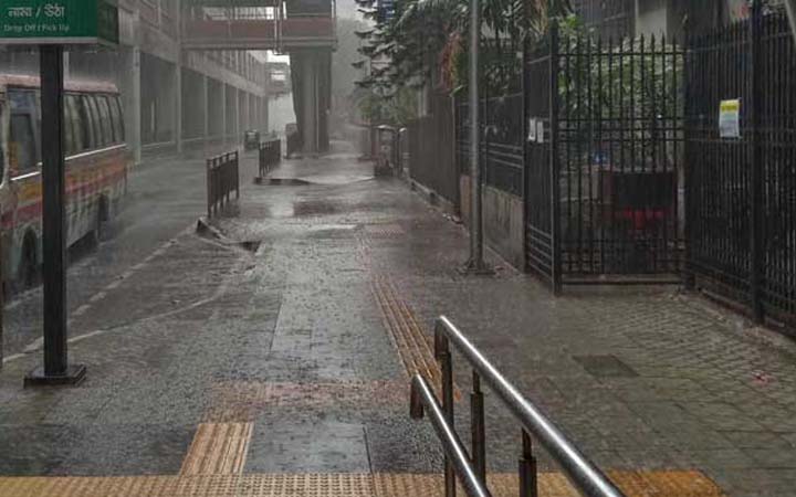 রাজধানীতে সাতসকালে ঝুম বৃষ্টি