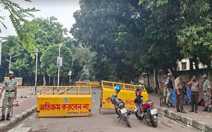 ধানমন্ডিতে কঠোর অবস্থানে আইনশৃঙ্খলা বাহিনী