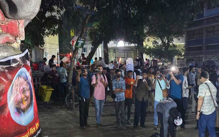 টিএসসিতে হাসিনার ছবিতে ডিম নিক্ষেপ