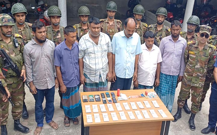 পঞ্চগড়ে ৮০ হাজার জাল ডলারসহ আটক ৬