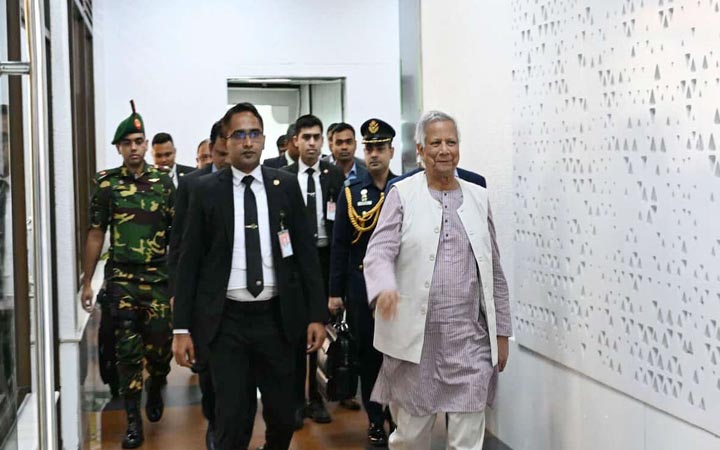 দেশে ফিরেছেন প্রধান উপদেষ্টা