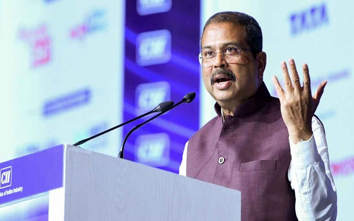 ভারতের শিক্ষামন্ত্রী কি আন্দোলনের মুখে পদত্যাগ করছেন?