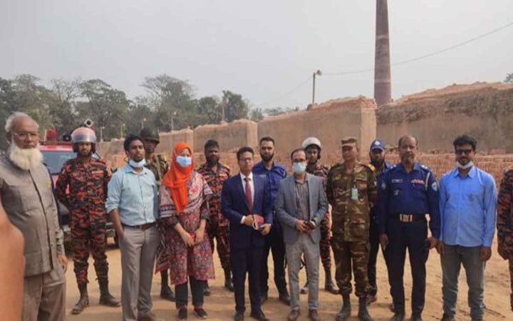 ফেনীতে গুঁড়িয়ে দেওয়া হলো ইটভাটা, ৭ লাখ টাকা জরিমানা