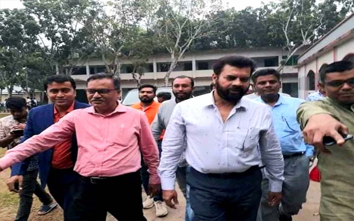 পাবনায় স্বপ্রতিষ্ঠিত বিদ্যালয় পরিদর্শন করলেন ইলিয়াস কাঞ্চন