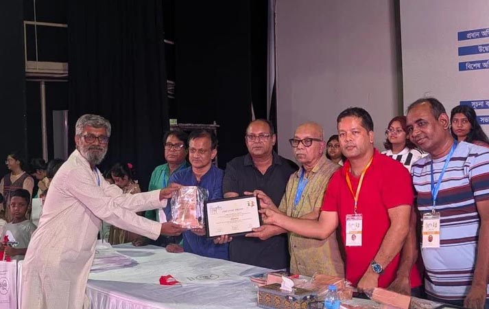 সেরা লেখক সম্মাননা পেলেন নেত্রকোণার এনামূল হক পলাশ