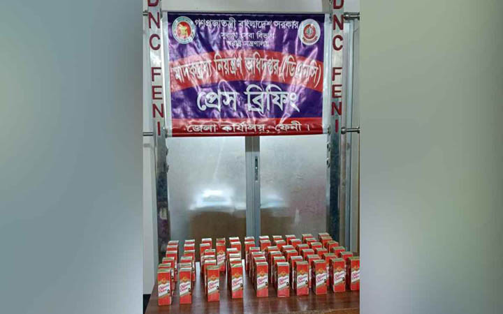 পরশুরামে ভারতীয় হুইস্কিসহ মাদক কারবারি গ্রেফতার