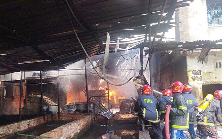 চট্টগ্রামে কেমিক্যাল কারখানায় ভয়াবহ আগুন