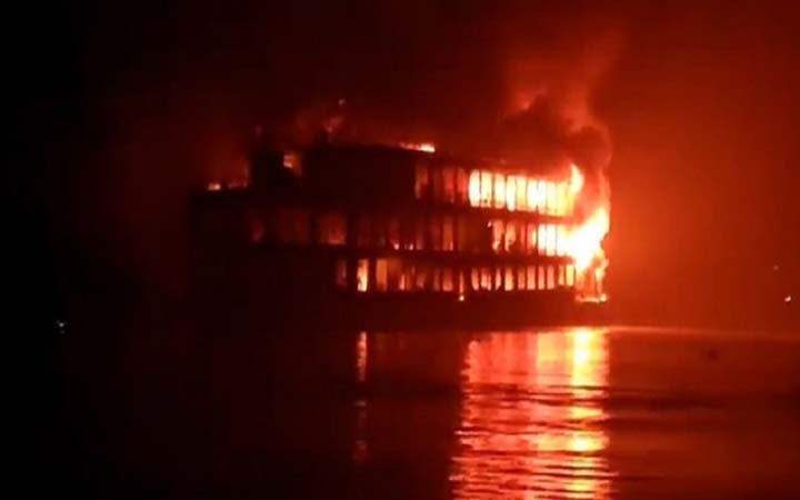 মধ্যরাতে লঞ্চে ভয়াবহ আগুন, ১২  জনের মরদেহ উদ্ধার