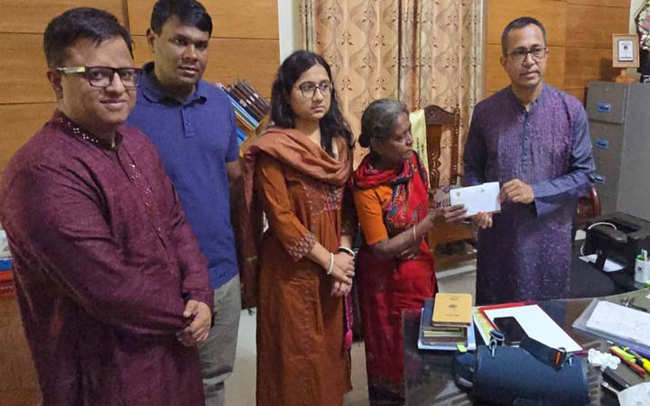 ভাইরাল হওয়া সেই লাইলা খালার পাশে জেলা প্রশাসন