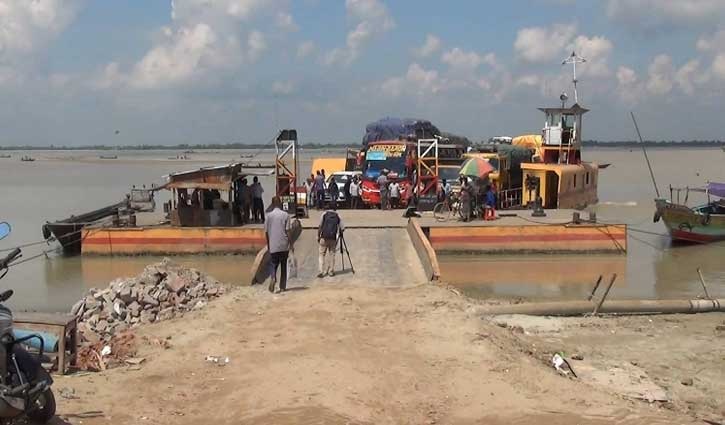 বৈরী আবহাওয়া: মজুচৌধুরীরহাট-ইলিশা রুটে ফেরি চলাচল বন্ধ