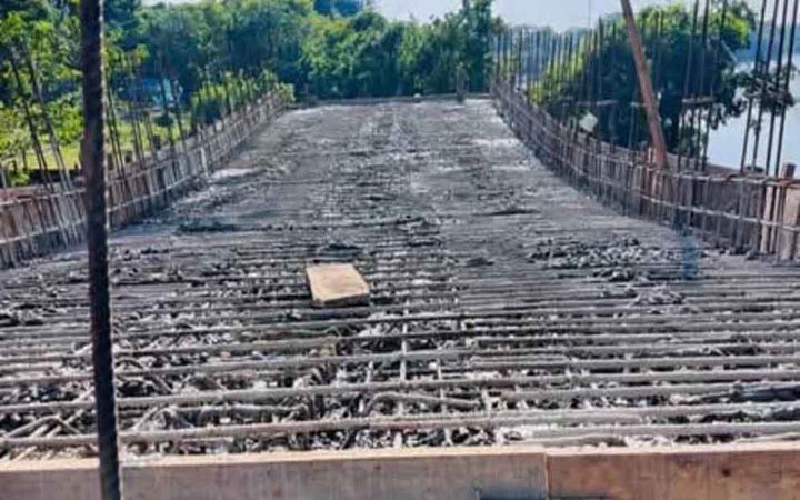 ফেঞ্চুগঞ্জে ঢালাইয়ের পরপরই ধসে পড়ল সেতু
