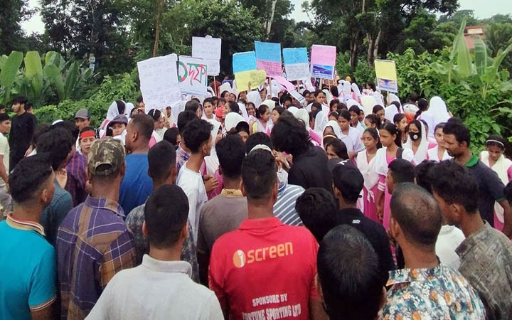 অধ্যক্ষের পদত্যাগের দাবিতে সড়ক অবরোধ