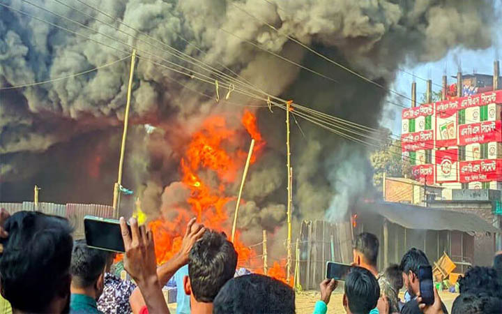 ফেনীতে সিগারেটের আগুনে পুড়লো ৪৫ হাজার ক্যারেট