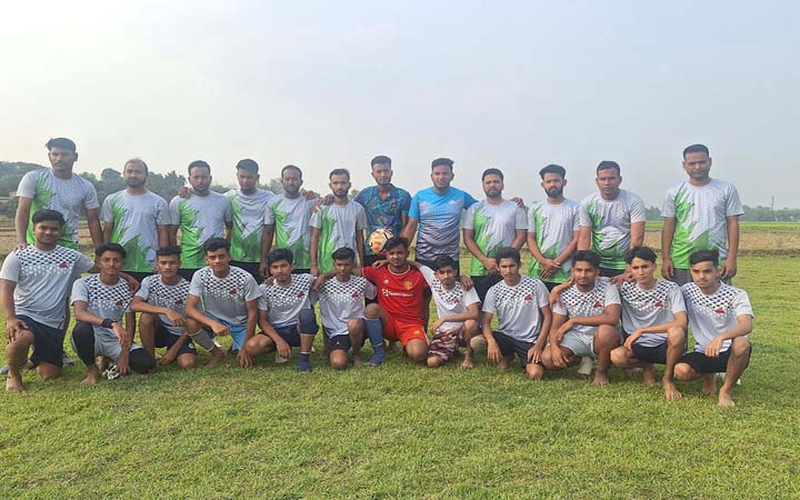 ফেনীতে বিবাহিত-অবিবাহিত ফুটবল ম্যাচ অনুষ্ঠিত