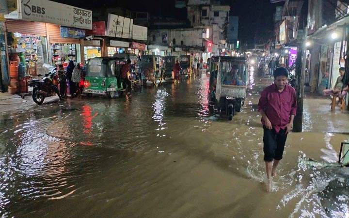 মুহুরি নদীর পানিতে নিমজ্জিত ফুলগাজী উপজেলা শহর
