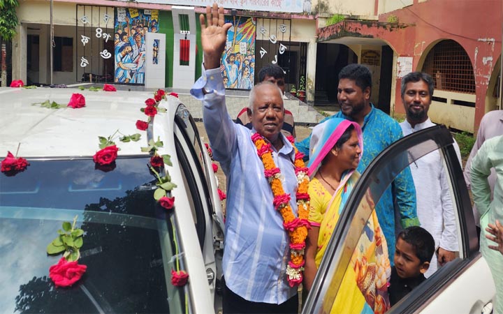 স্কুলের পরিচ্ছন্নতা কর্মী পেলেন রাজকীয় বিদায়