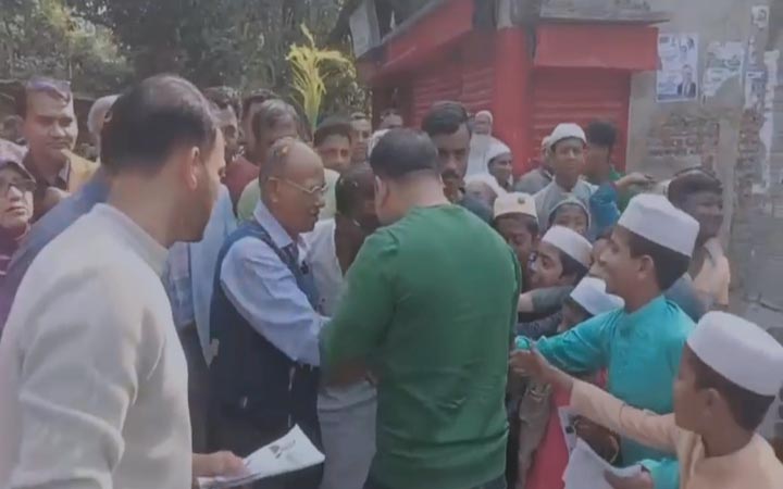 শিক্ষার্থীদের দিয়ে নির্বাচনী প্রচারণা, মাদরাসা শিক্ষককে জরিমানা