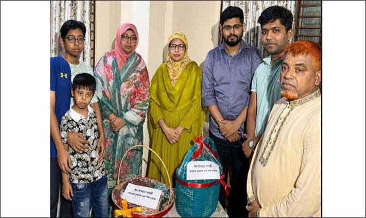 প্রধানমন্ত্রী থেকে উপহার পেলেন ফেনীর সেই শিক্ষক
