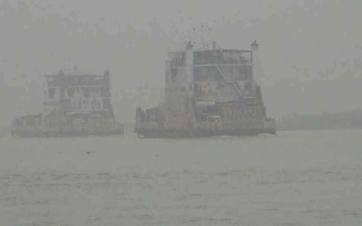 ঘনকুয়াশায় মাঝপদ্মায় আটকা ৬ ফেরি